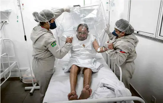  ?? Michael Dantas - 8.jun.20/AFP ?? Atendiment­o no hospital municipal Gilberto Novaes, em Manaus; serviço público de saúde é única opção para quase 90% no Norte