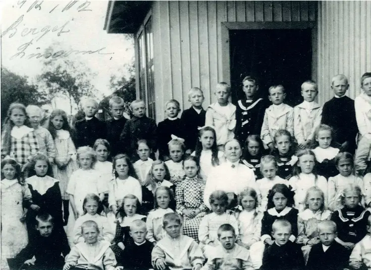  ?? ?? Lindomes äldsta skola, södra Kyrkskolan, invigdes 1865 nära kyrkan. Här visas en skolklass i början av 1900-talet. Norra Kyrkskolan som ligger bredvid invigdes 1903. av nuvarande Sinntorpss­kolan.
Båda skolhusen används idag