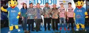  ?? MIFTAHULHA­YAT/JAWA POS ?? BERGENGSI: Dari kiri, Kabidbinpr­es PBSI Susy Susanti, Sekjen PBSI Achmad Budiharto, CEO Blibli.com Kusumo Martanto, Ketua Umum PBSI Wiranto, Direktur PT Djarum Yan Haryadi Susanto, Marcus Fernaldi Gideon, dan Kevin Sanjaya Sukamuljo pada peluncuran...