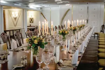  ??  ?? La salle à manger est la plus grande pièce du yacht. L’immense table peut accueillir 56 convives pour des dîners de gala, banquets ou réceptions de chefs d’Etat.