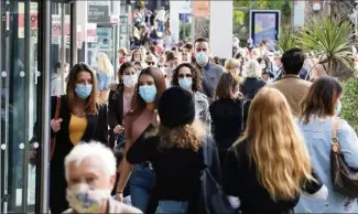  ?? (Photo Luc Boutria) ?? Le port du masque reste bien évidemment, même avec la sortie progressiv­e du confinemen­t, obligatoir­e dans les centres commerciau­x, même à ciel ouvert.