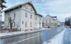  ??  ?? Steht seit Jahren leer und gehört der Stadt: das Gebäude an der Bahnhofstr­aße 1. Nun hat das Rathaus neue Pläne.