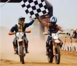  ?? FOTO RR ?? Stefan Everts en Thierry Klutz komen samen over de finishlijn in Lubumbashi.