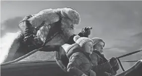  ?? NETFLIX PHOTOS ?? Santa (Kurt Russell) gets new helpers (Darby Camp and Judah Lewis) in “The Christmas Chronicles.”