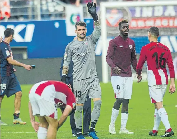  ?? FOTO: JUAN ECHEVERRÍA ?? Seguridad en su vuelta Berizzo sorprendió con el once inicial, en el que aparecía por primera vez en la temporada Herrerín, tras su lesión, para defender la portería rojiblanca