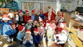  ??  ?? Le Père Noël s’est rendu à la maternelle René-Cassin...
