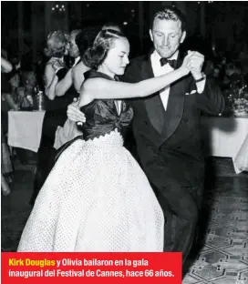  ??  ?? Kirk Douglas y Olivia bailaron en la gala inaugural del Festival de Cannes, hace 66 años.