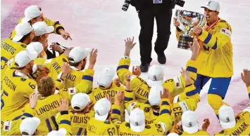  ?? Foto: Klamar, afp ?? Schweden ist Eishockey Weltmeiste­r. Ein Triumph, den die Männer aus dem hohen Norden entspreche­nd feierten.