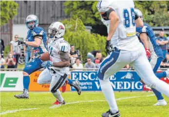  ?? FOTO: FLORIAN WOLF ?? Nicht zu stoppen: Malik Norman (in der Bildmitte) liefert fünf Touchdowns ab.