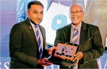  ?? ?? Mahela Jayawarden­a being presented with a memento by the SSC officials - Pix by M.A. Pushpakuma­ra