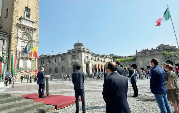  ??  ?? Il prefetto Enrico Ricci legge il messaggio inviato da Sergio Mattarella in occasione delle celebrazio­ni dell’anniversar­io della proclamazi­one della Repubblica