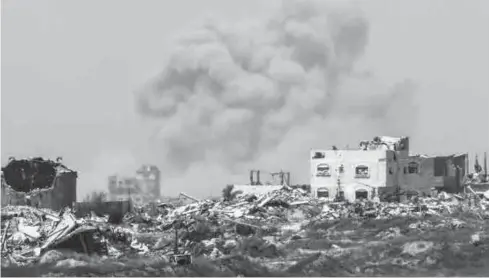  ?? FOTO: AFP ?? Solo destrucció­n y columnas de humo por los bombardeos israelíes se pueden apreciar en Gaza.
