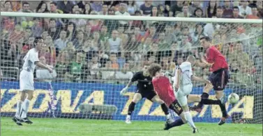  ??  ?? El único triunfo de Grecia ante España se produjo en 2003, con este gol de Giannakopo­ulos.