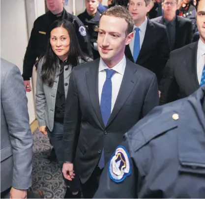  ??  ?? Mark Zuckerberg esteve ontem reunido com alguns congressis­tas no Capitol Hill