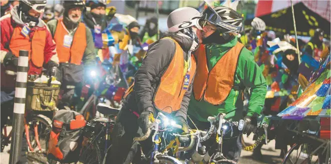  ?? JACQUES NADEAU LE DEVOIR ?? Se rouler une pelle à vélo. Sortie de nuit à la dernière pleine lune dans le cadre du 375e anniversai­re de Montréal. Les moments magiques seraient propices à la séduction.