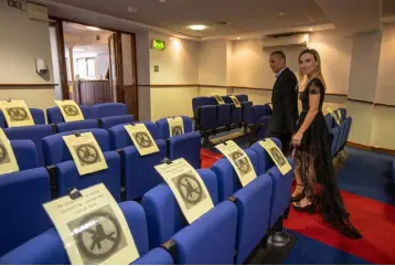  ??  ?? CELEBRATIO­N: Pablo Barrero and Marisa Fernandez — from Argentina, living in Dublin — at the Dublin registry office, as Joe Timmons conducts temperatur­e checks at the door