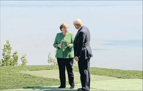  ?? YVES HERMAN / REUTERS ?? Angela Merkel i Donald Trump parlen durant una pausa a la reunió del G-7 d’aquest 8 de juny al Canadà
