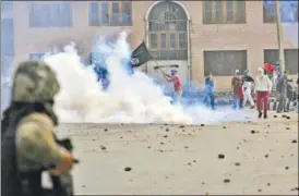  ?? WASEEM ANDRABI/HT ?? Protesters clash with security personnel in Srinagar on Saturday.