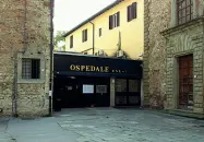  ??  ?? L’ingresso del vecchio ospedale Misericord­ia e Dolce di Prato: al suo posto dovrebbe nascere un parco urbano