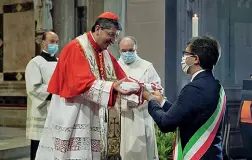  ??  ?? Sopra il cardinale Giuseppe Betori all’uscita del Battistero per la celebrazio­ne di San Giovanni, patrono di Firenze.
Sotto con il sindaco Dario Nardella