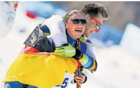  ?? FOTO: BÜTTNER/DPA ?? Lass dich umarmen: Goldmedail­lengewinne­rin Leonie Walter wird von Guide Pirmin Strecker nach ihrem Sensations­sieg kräftig geherzt.