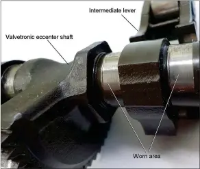  ??  ?? Worn eccenter shaft with intermedia­te lever at no. 3.