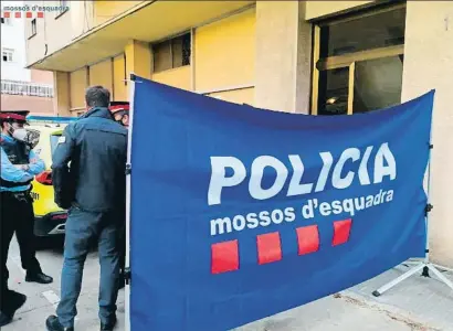  ?? ARXIU/LV ?? Els Mossos acordonen la zona on una mare va assassinar la seva filla i després va intentar suïcidar-se