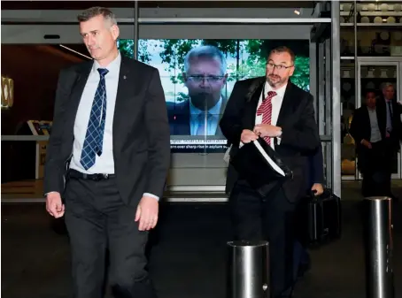  ??  ?? Australian Federal Police investigat­ors at the ABC Ultimo building in Sydney, June 5, 2019. © Bianca De Marchi / AAP Images