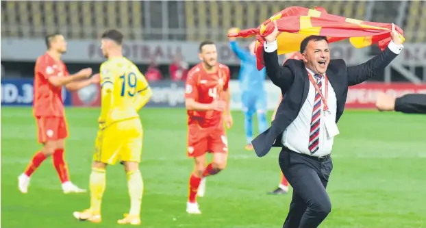  ?? Foto: AFP/Robert Atanasovsk­i ?? Euphorie: Nordmazedo­niens Cheftraine­r Igor Angelovski nach dem Halbfinals­ieg in der Playoff-Partie zur EM 2020 gegen Kosovo in Skopje am 8. Oktober.