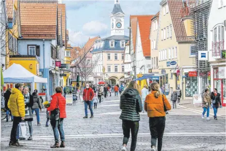  ?? FOTO: TS ?? Der Einzelhand­el steht in den Startlöche­rn. Spätestens am Mittwoch könnten laut Inzidenz die Geschäfte wieder offen sein. Für den Besuch ist ein Bändele Muss.