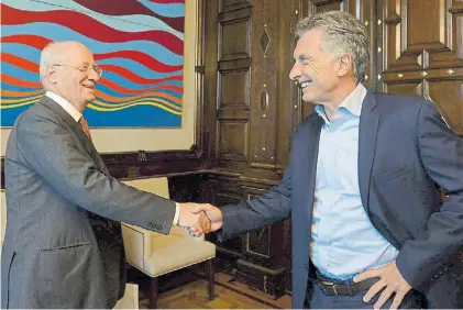  ??  ?? Estrechón. Paolo Rocca y Mauricio Macri ayer en la Rosada. Fuerte apuesta a la competitiv­idad.