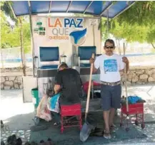  ??  ?? El Chory, bolero de profesión, es un entusiasta de la reforestac­ión y cuida los árboles en las inmediacio­nes del CREA.