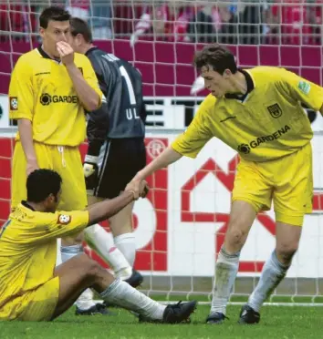  ?? Archivfoto: Arne Dedert, dpa ?? Ende April 2000 kassierte der SSV Ulm 1846 eine 2:6-Niederlage in der Bundesliga-Partie gegen den FC Kaiserslau­tern. Hier hilft Ulms Uwe Grauer seinem Mitspieler Rui Marques nach einem Gegentor hoch. Dahinter Oliver Unsöld.