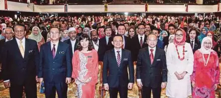  ?? [FOTO ROSELA ISMAIL /BH] ?? Maszlee, Nie Ching dan Mohd Gazali bersama warga pendidik ketika Majlis Amanat Menteri Pendidikan 2019 di UPM Serdang, semalam.