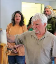  ?? SUBMITTED ?? Bruce Peil helps Sheri Chisholm as he demonstrat­es techniques. Also pictured are Meganne Townsend of Mountain View, hidden, and Mark Davis of Shirley.