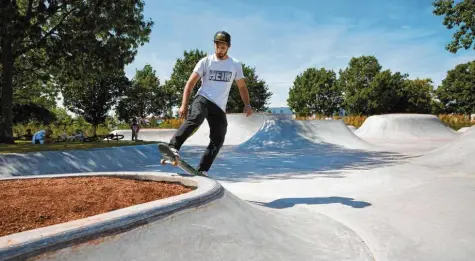  ?? Foto: Peter Fastl ?? Der Skater Flo hat seinen Spaß in der neuen Anlage. Auf den „Kratern“wird noch Rollrasen verlegt, damit kein Kies mehr in die Anlage fällt.