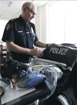  ?? MICHELLE BERG ?? Outgoing police chief Clive Weighill packs up his office at Saskatoon Police Service headquarte­rs on Tuesday to end a career that began in 1975.