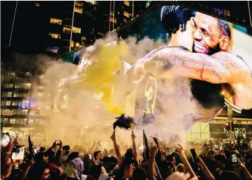  ?? BRANDON BELL/AFP PHOTO ?? AKHIR PENANTIAN: Fans Los Angeles Lakers berpesta di depan layar raksasa untuk merayakan gelar juara yang diraih Lakers.