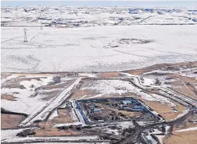  ?? TOM STROMME/THE BISMARCK TRIBUNE ?? This Feb. 13 aerial photo shows a site where the final phase of the Dakota Access pipeline is taking place, with equipment routing the pipeline undergroun­d and across Lake Oahe.