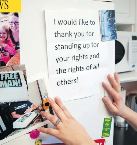  ?? MIKE DREW / POSTMEDIA ?? Words from well-wishers hang on the fridge door at the home of Jessica and Edouard Maurice in Okotoks, Alta., following Edouard’s arrest.