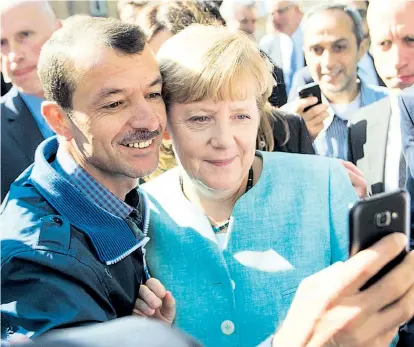  ??  ?? Ausnahmen und die Regel: Angela Merkel (im Bild bei einem Selfie mit einem Flüchtling im Herbst 2015), Justin Trudeau und Alexis Tsipras haben sich positiv über Flüchtling­e geäußert.