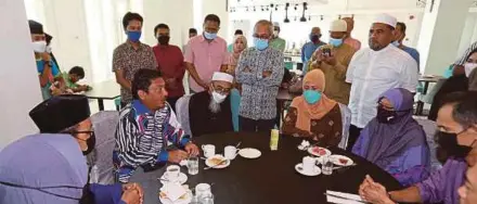  ?? (Foto L Manimaran/bh) ?? Syed Mohd Fazmi (dua dari kiri) menziarahi keluarga mangsa yang terbabit dalam kemalangan di KM245.2 Lebuhraya Utara Selatan arah utara, di Ipoh, semalam.