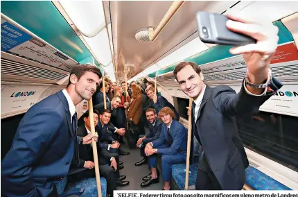  ??  ?? ‘SELFIE’. Federer tirou foto aos oito magníficos em pleno metro de Londres