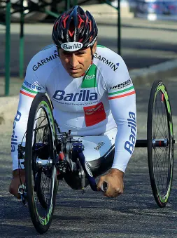  ??  ?? A Pienza A sinistra il luogo dello scontro, sopra un ritratto di Alex Zanardi