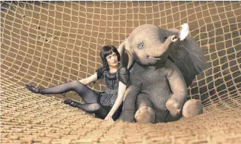  ?? FOTO: DISNEY/DPA ?? Akrobatin Colette Marchant (Eva Green) freundet sich mit dem kleinen Elefanten Dumbo an.