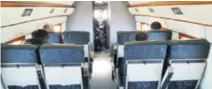  ??  ?? Zbog drvenih prozora i starih sjedala dobije se dojam kao da se leti muzejskim primjerkom iako se vidi da je avion temeljito obnovljen, čak i izgleda modernije od očekivanog. Zanimljivo je to što pilotska kabina i ostali dio aviona nisu odvojeni kao...