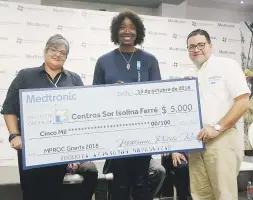  ?? Suministra­da ?? Iris Donato, de Centros Sor Isolina Ferré recibe el donativo de $5,000 junto a la directora global de Medtronic Foundation, Sylvia Bartley, y Anthony Ruiz.