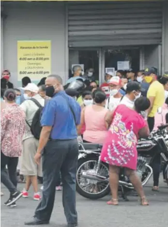  ??  ?? El gobierno anunció anoche que impondrá controles más drásticos para evitar violacione­s del toque de queda y para que las personas lleven la mascarilla en lugares públicos y de trabajo.