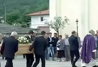  ??  ?? Il funerale Ieri mattina, nella chiesa di Isola Vicentina l’ultimo addio a Mauro Pretto