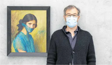  ?? FOTO: ROLAND RASEMANN ?? Markus Schinwald benutzte die Maske in der Kunst schon weit vor der Corona-Pandemie. Unser Bild zeigt den österreich­ischen Künstler mit „Grita“von 2010 im Kunsthaus Bregenz.